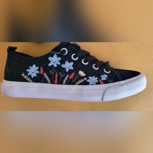 Floral Embroidered Black Sneakers